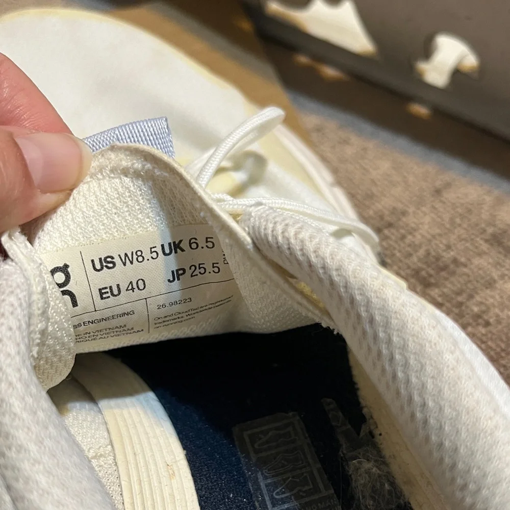 On Clouds Women’s Cream and White Sneakers- Size 8.5